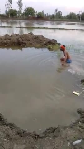 yah khirwa Mein pipeline ka vval band karne walon ka video hai