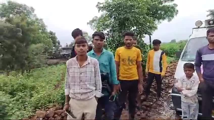 ग्राम सेकडमुहली मैं रोड इतनी खराब है की एंबुलेंस रास्ते मैं ही फस गई जो की ग्रामीणों के द्वारा घक्का के निकला गया
