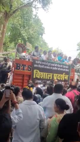 आज भाजपा दिल्ली अध्यक्ष वीरेन्द्र  सचदेवा जी के नेतृत्व में राजेंद्र नगर में हुई छात्रों की मौत की जिम्मेदार भ्रष्ट दिल्ली सरकार के इस्तीफा की मांग को लेकर विशाल प्रदर्शन हुआ। #commandosurendersingh
