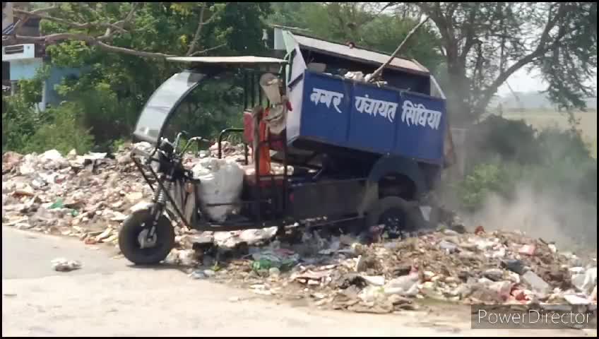 सिंघिया: बापू चौक मुख्य सड़क पर जमा सुखा और गीला कचरा दुर्गंध से लोगों को हो रही परेशानी सफाई की समुचित व्यवस्था की मांग