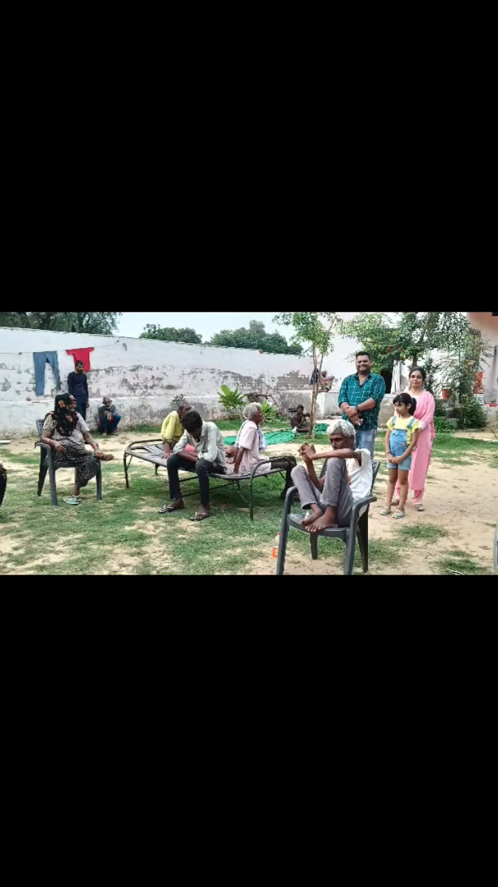 सौरव चौहान पिता की पुण्यतिथि पर हमारा घर आश्रम में रह रहे जरूरतमंदों को एक टाइम का भोजन वितरण कर आशीर्वाद प्राप्त किया