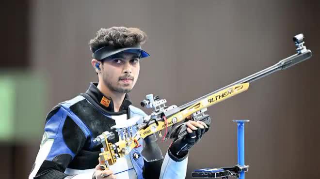 भारत ने जीता एक और पदक 🇮🇳

#ParisOlympics2024 में 50 मीटर राइफल थ्री पोजिशन पुरुष शूटिंग फाइनल इवेंट में कांस्य पदक जीतने के लिए भारत के स्वप्निल कुसाले जी को हार्दिक बधाई और उज्जवल भविष्य की शुभकामनाएं!