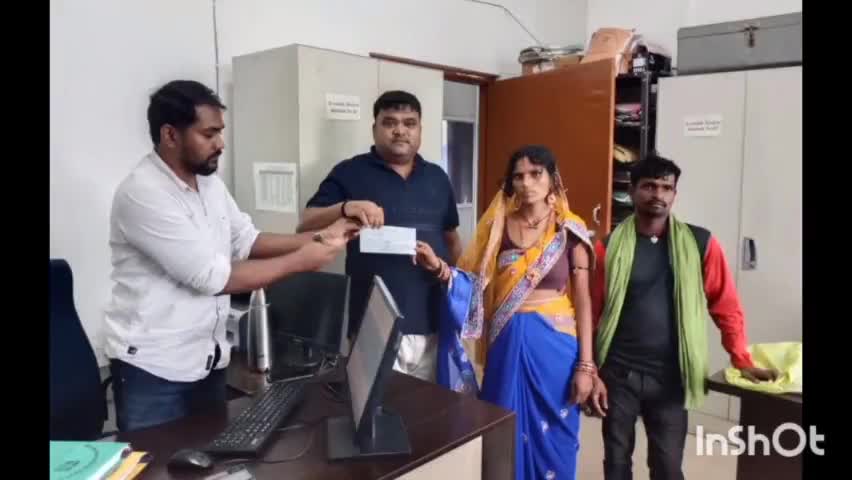 बरहरा: बिजली के करंट से मरे मवेशी के किसान को सहायक अभियंता के द्वारा चेक दिया गया