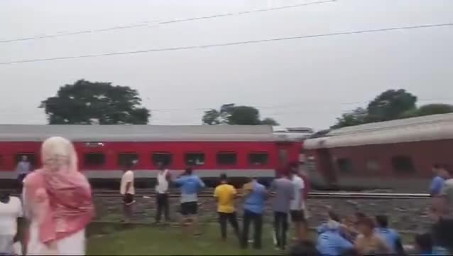 मालगाड़ी से टकराई हावड़ा मुंबई मेल , चक्रधरपुर डिवीजन के बाराबंबू स्टेशन