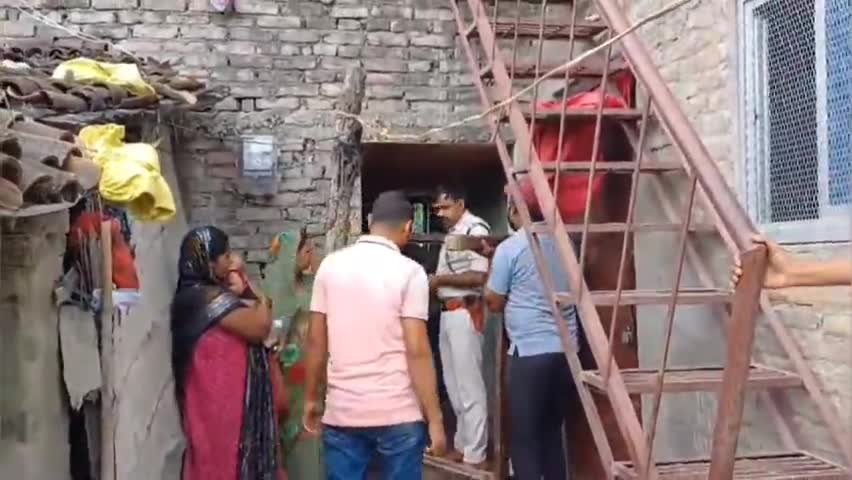 गोरेयाकोठी: महोदीपुर पंचायत के वॉर्ड 15 में पुलिस ने दस वर्षों से फरार आरोपी का घर किया कुर्की जब्ती