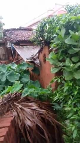 bhol mandal sarsabad post maharo thana jama jila dumka vari barish ke karan ghar gir gya