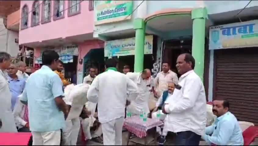 करगहर: देव खैर में मैं सासाराम के सांसद ने आकाशीय बिजली गिरने के बाद मृतक के परिजनों से भेंट कर मातम पुर्सी की