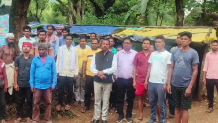 गुदड़ी: कारिका वनग्राम में ग्रामीणों की हुई बैठक, राजस्व ग्राम का दर्जा दिलाने की उठाई मांग