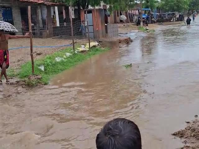 kaharo ke jhopda maleda घरों me ghussa pani 304507