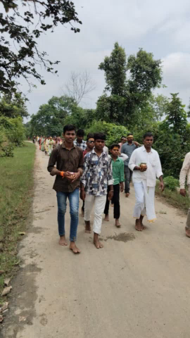 ग्राम सुनार ककोड़ी मे निकली शिव भक्त कावड़ यात्रा जल सोन नदी जल लेकर शिव मंदिर मे किया जायेगा शिव अभिषेक
