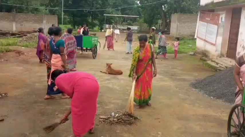 ଗୁଣୁପୁର: ଚନ୍ଦ୍ରପୁର ବ୍ଲକର ପିସ୍କାପାଙ୍ଗା ଓ ଟୁରୀଗୁଡା ଗ୍ରାମପଞ୍ଚାୟତ ରେ SHG ମହିଳାଙ୍କ ଦ୍ୱାରା ବିଡ଼ିଓଙ୍କ ଉପସ୍ଥିତି ରେ ଅଳିଆ ଆବର୍ଜନା ସଫା ହେଲା