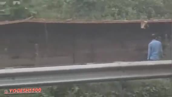 सिवनी से जबलपुर की ओर जा रहा ट्रैक रात्रि के समय अनिंतिक को कर पलटा
