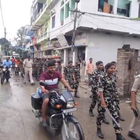 दलसिंहसराय में कोचिंग संस्थान में जांच पड़ताल करती पुलिस