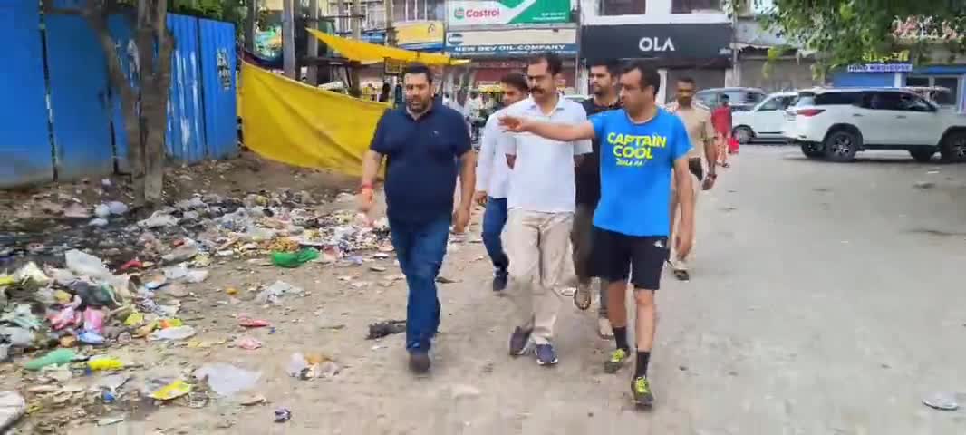 निगम आयुक्त के साथ दौरा कर दिल्ली रोड पर अनेजा अस्पताल के सामने डंपिंग प्वाइंट की सफ़ाई करवाने के आदेश दिए। #nikhilmadaan