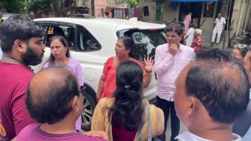 आमदार मनिषा चौधरी यांनी दहिसर येथील कांदरपाडा गावठाण येथील नागरिकांशी साधला संवाद