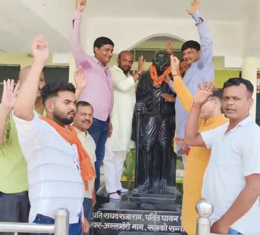 #भारत_छोड़ो_आंदोलन की वर्षगांठ पर महात्मा गांधी जी को कार्यकर्ताओं के साथ नमन किया!
#QuitIndiaMovement