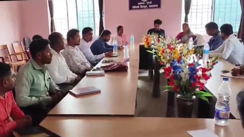गुदड़ी: स्वतंत्रता दिवस की तैयारी को लेकर गुदड़ी प्रखंड कार्यालय में हुई बैठक