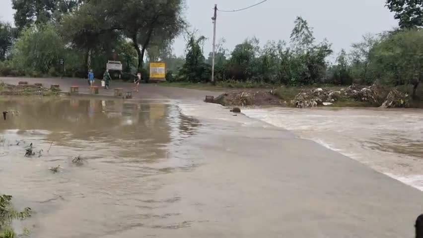 टिमरनी के ग्राम भयली मार्ग का रपटा चतिग्रस्त हो गया हैं और उसपर से पूल पर से पानी निकल रहा है जिसके कारण दुर्घटना होने