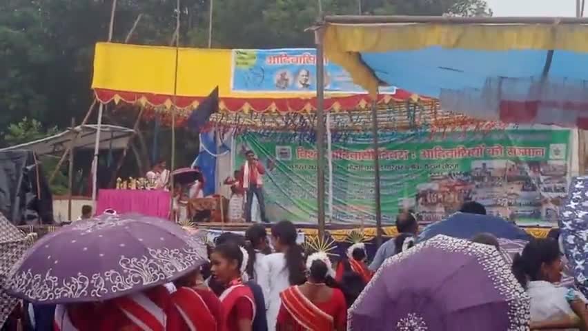 तोरपा प्रखण्ड परिसर मे विश्व आदिवासी दिवस पर कार्यक्रम आयोजित
