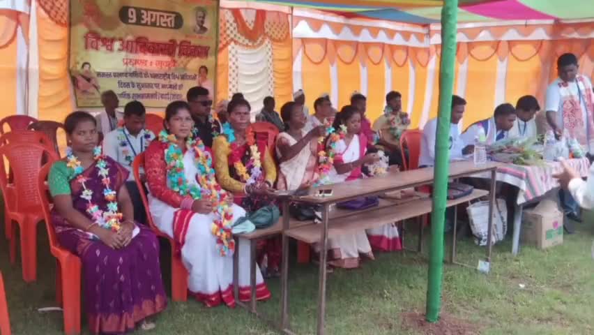 गुदड़ी: गुदड़ी प्रखण्ड के मध्य विद्यालय प्रांगण में मनाया गया विश्व आदिवासी दिवस, उमड़ी भीड़