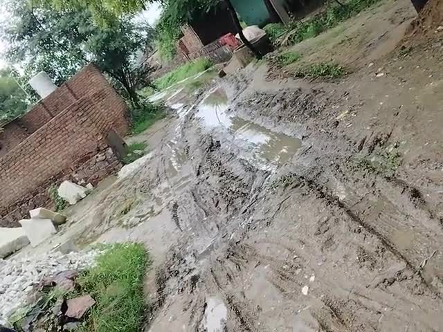 udaipur  niham me rod ki halat bahut kharab h 
up sarpanch 
sarpanch 
se kehne par rod ko tik nahi karaya ja raha h