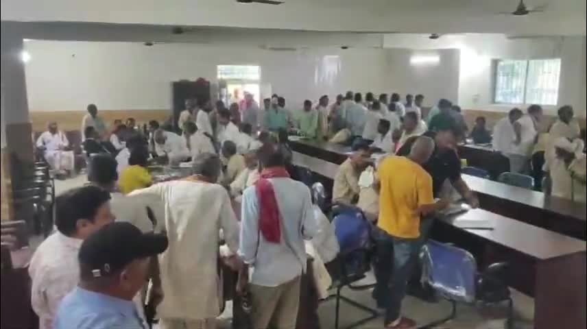 कुटुंबा: कैंप के माध्यम से भारतमाला परियोजना से प्रभावित किसानों का हुआ समाधान, किसानों ने किया विरोध