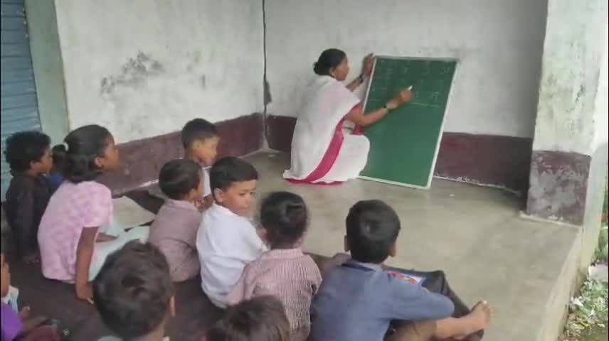 कुटुंबा:सरकारी भवन के अभाव में निजी भवन में हो रहा दर्जनों आंगनबाड़ी केंद्रों का संचालन, नौनिहालों को नही मिल रहा सुविधा