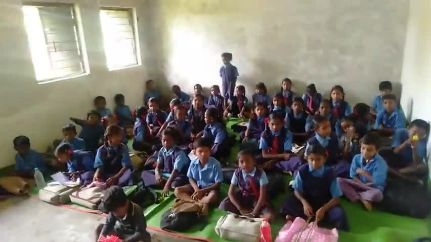 कक्षा 1 से 5 तक  बच्चे एक ही क्लास में बैठ कर पढ़ाई करते है ऐसे में शिक्षक गण  परेशान है, बच्चो के साथ खिलवाड़ हो रहेहै