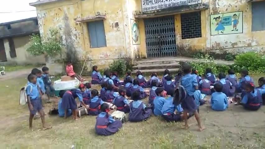 बिल्हा तहसील के अंतर्गत आने वाले ग्राम पंचायत करही के प्राथमिक विद्यालय में बच्चों के स्कूल पूरी तरह जर्जर हो गए हैं
