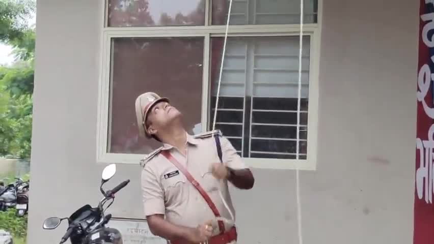 नलखेड़ा: सूर्य की पहली किरण के साथ नलखेड़ा व सुसनेर प्रखंड में शुरू हुआ स्वतंत्रता दिवस का पर्व, पुलिस थानों में किया गया झंडावंदन