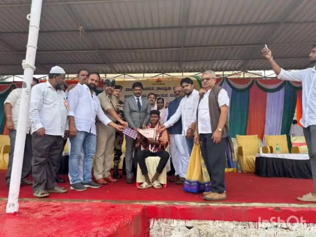 ಮುಂಡಗೋಡ: ತಾಲ್ಲೂಕು ಕ್ರೀಡಾಂಗಣದಲ್ಲಿ ತಾಲ್ಲೂಕು ಆಡಳಿತದಿಂದ 78ನೇ ಸ್ವಾತಂತ್ರೋತ್ಸವ ಕಾರ್ಯಕ್ರಮ, ಯೋಧರಿಗೆ ಸನ್ಮಾನ