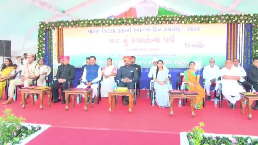 સમી: શહેરની બી. એચ. દવે હાઇસ્કુલ પાછળના મેદાનમાં જિલ્લા કક્ષાના સ્વાતંત્ર્ય પર્વની ભારે હર્ષોઉલ્લાસ સાથે ઉજવણી કરાઈ