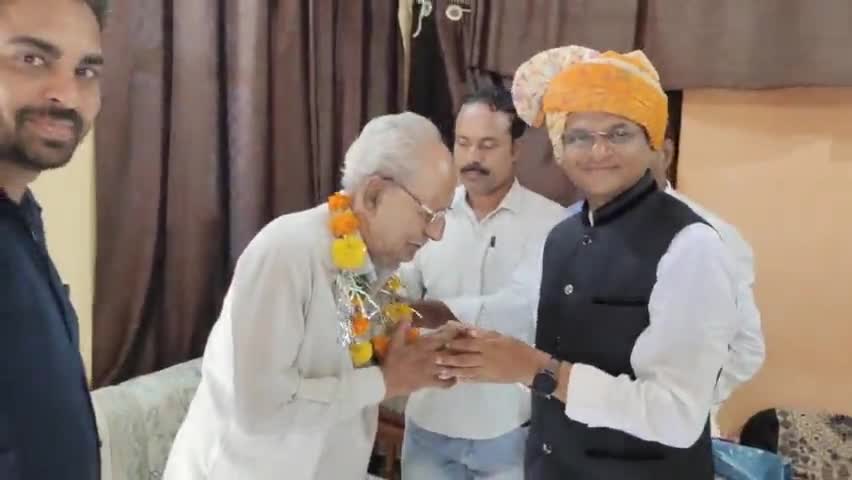 नलखेड़ा: 78वें स्वतंत्रता दिवस पर सुसनेर में प्रशासन ने किया लोकतंत्र सेनानी का सम्मान, दी पर्व की शुभकामनाएं
