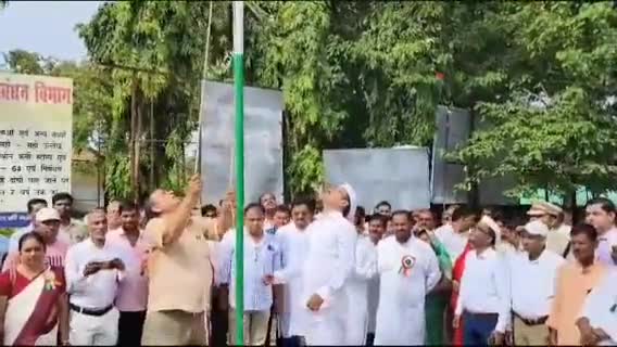सुरसंड: सुरसंड प्रखंड प्रमुख ने प्रखंड सह अंचल कार्यालय में स्वतंत्रता दिवस पर किया ध्वजारोहण