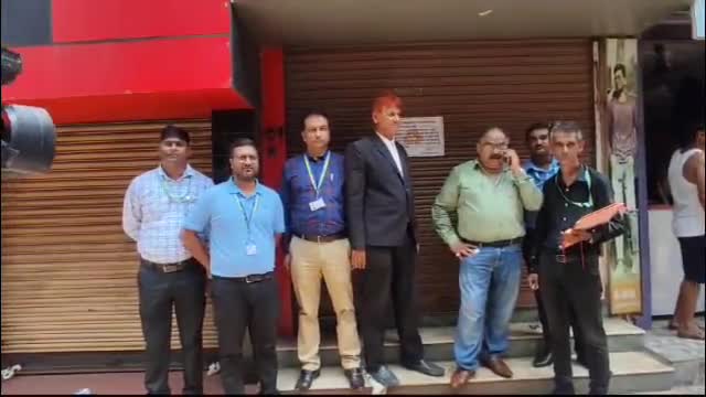 অন্ডাল: অন্ডালের উখড়া বাজারের একটি মার্কেটিং কমপ্লেক্সের ছটি দোকান সিল করল ইন্ডিয়ান ব্যাংক