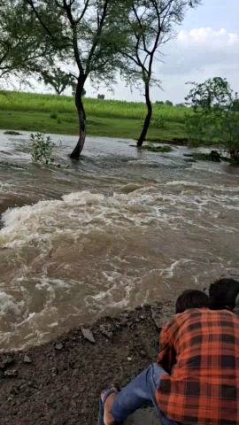 भावसा में मासी नदी की सहायक नदी पर तेज से आ  रहा पानी के कारण हुआ  इटाकोइ रोड़ का हुआ का  खराब हुआ रास्ता लगतार हो रहीं