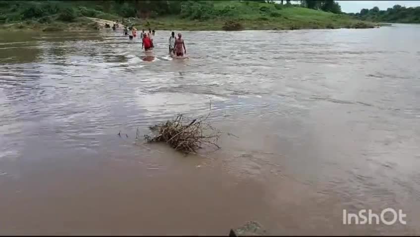 सबलगढ़: बातेड गांव में कुंवारी नदी पर बने रपटे के ऊपर बह रहा पानी, जान जोखिम में डालकर रपटे के ऊपर से निकल रहे ग्रामीण