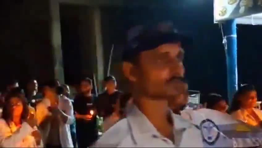 गिरियक: कोलकाता में एक महिला डॉक्टर की रेप व हत्या के विरोध में विम्स पावापुरी से डॉक्टरों ने निकाला कैंडल मार्च