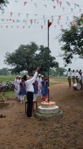 हाई स्कूल सुनार ककोड़ी ले प्रिंसिपल द्वारा किया गया झंडा ध्वजा रोहण