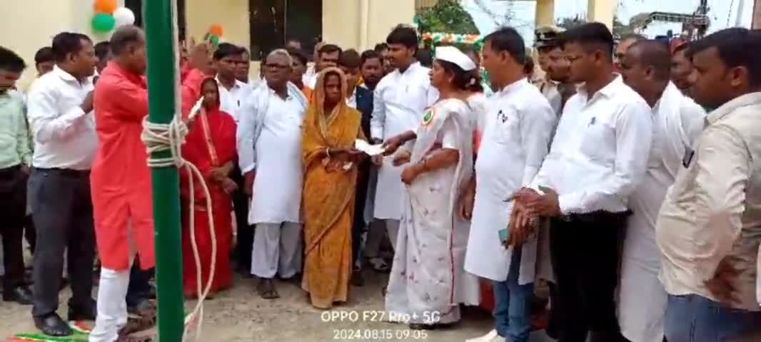 कुशेश्वर स्थान पूर्बी: पूर्वी प्रखंड में डुबकर मरने वाले दो व्यक्ति के आश्रितों को आपदा प्रबंधन विभाग से मिलने वाले सहायता राशि का चेक दिया गया