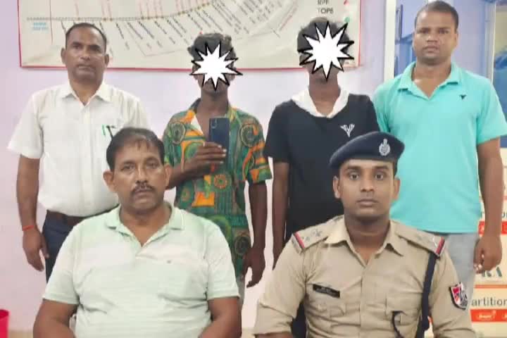 बड़हिया: RPF ने लखीसराय रेलवे स्टेशन आउटर सिग्नल के समीप चलती ट्रेन से उतरकर भाग रहे दो मोबाइल चोर को किया गिरफ्तार
