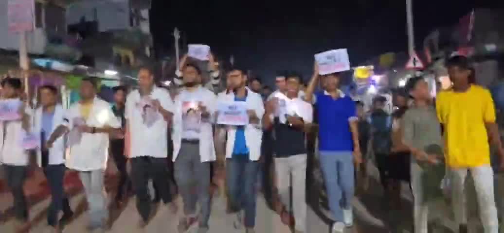 कोलकाता में पीजी कर रही महिला डॉक्टर की बेरहमी से हत्या करने के मामले में महदेईया बाजार में कैंडल मार्च निकाला गया