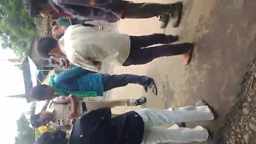 ye police bale ke pet me todi si kichad uchat Jane ke kard  he bas balo ko ड्राइवर जनता आदि को गली de kar rasid kata