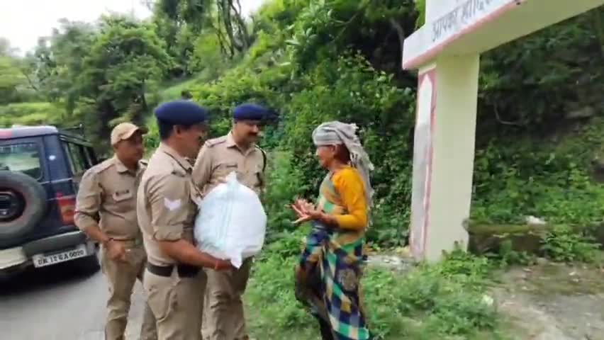 रिखणीखाल: रिखणीखाल क्षेत्र में पुलिस एकल बुजर्गो की ले रही कुशल क्षेम, पुलिस और प्रशासनिक समस्याओं का कर रहे निवारण