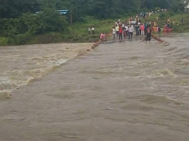 सोनतलाई जंबारा बेल नदी रपटे के उपर आवागमन हुआ बाधित
