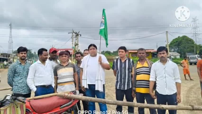 बोरियो: भारत बंद के दौरान तीनमुहानी चौक को प्रखंड झामुमो कमिटी के कार्यकर्ताओं ने किया जाम, आवागमन रहा ठप
