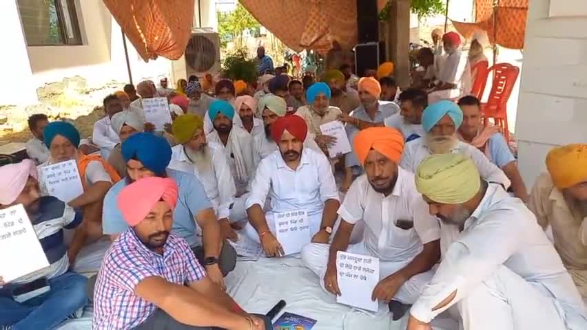 ਗਿੱਦੜਬਾਹਾ: ਗਿੱਦੜਬਾਹਾ ਦੇ ਹਲਕਾ ਇੰਚਾਰਜ ਦੇ ਪਿੰਡ ਹਰੀਕੇ ਕਲ੍ਹਾ ਵਿਚ ਸਰਕਾਰ ਵਿਰੁੱਧ ਧਰਨਾ ਦੂਜੇ ਦਿਨ ਵਿੱਚ ਸ਼ਾਮਿਲ