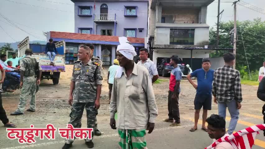 सरायकेला खरस्वान:चांडिल प्रखंड के विभिन्न स्थानों पे भारत बंद का असर देखने को मिला,
युवा नेता प्रकाश मार्डी उपस्थित रहे।