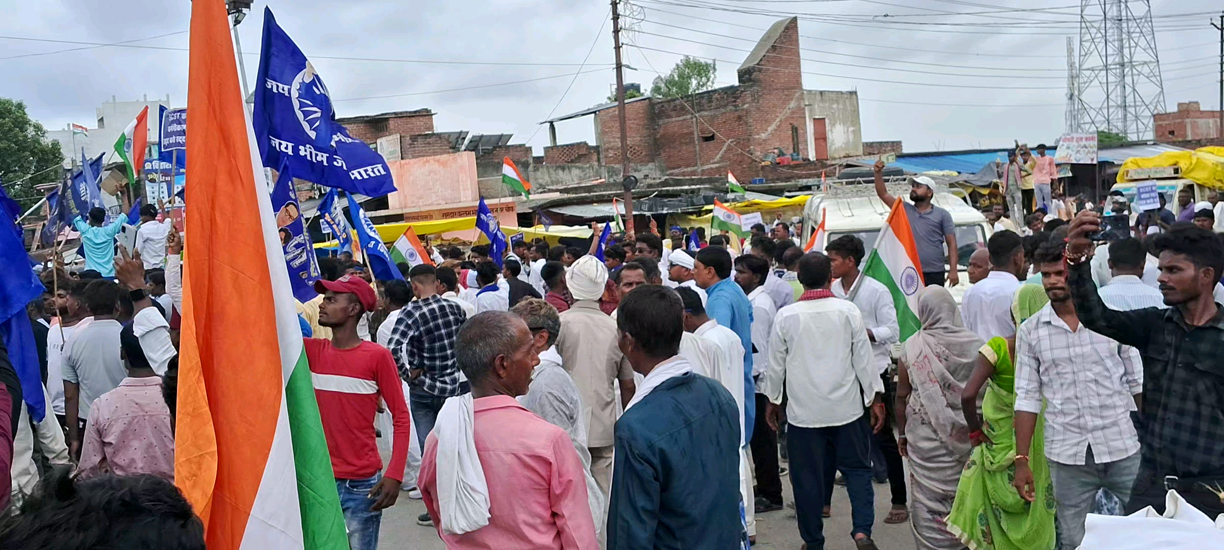 21अगस्त भारत बन्द के दौरान धनघटा में व्यापारियों से बन्द का आह्वान करते हिंदू संगठन के मिशनरी लोग लोग #आरक्षण #SC/ST
