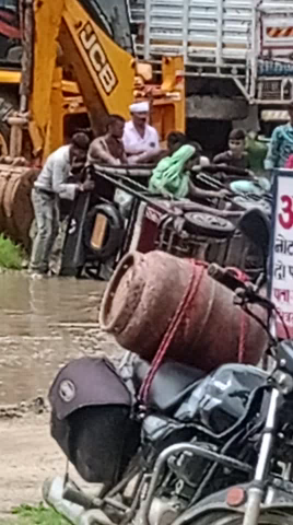 Chitrakoot rajapur kmashin rod Rajapur men rod..logo ko samajh nhi ata ki kha se sahi rasta h..